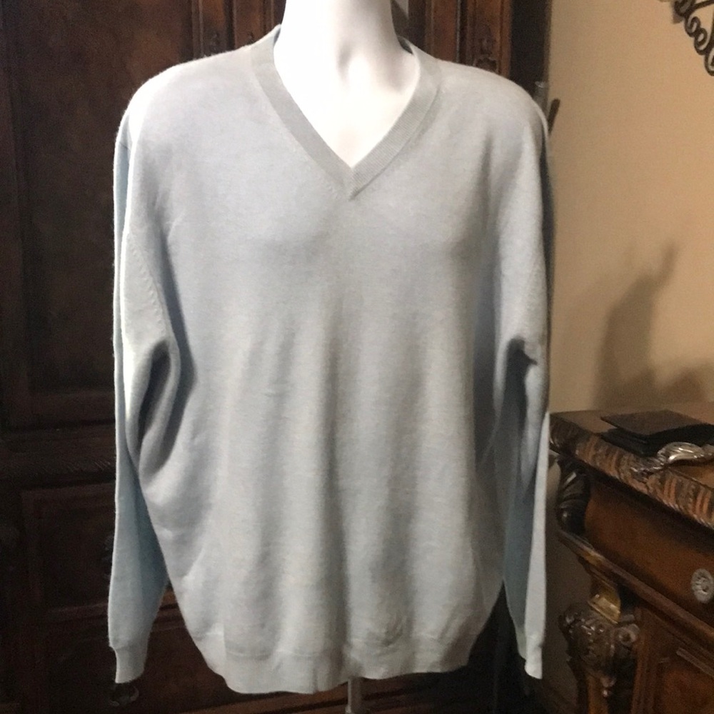 Turnbury 100% Cashmere Men sweater in a light blue color(NWOT)